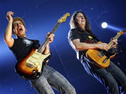 El grupo de rock Fito y Fitipaldis durante el concierto que ofrecieron en el Palacio de los Deportes de Madrid el 27 de diciembre de 2009