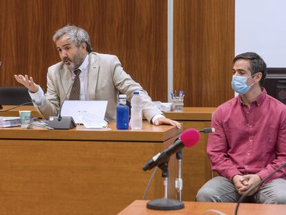 Rodrigo Lanza y su abogado Endika Zulueta durante la quinta jornada del juicio por "crimen de los tirantes" en la Audiencia Provincial de Zaragoza.