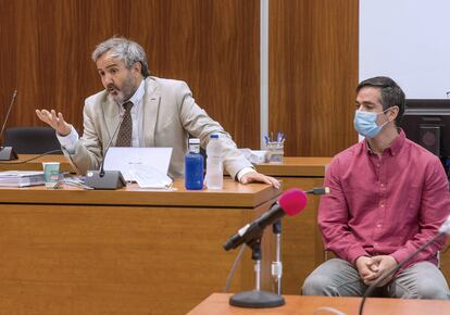 Rodrigo Lanza y su abogado Endika Zulueta durante la quinta jornada del juicio por "crimen de los tirantes" en la Audiencia Provincial de Zaragoza.