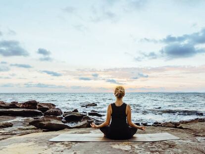 Una mujer hace yoga.