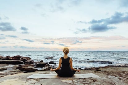 Una mujer hace yoga.