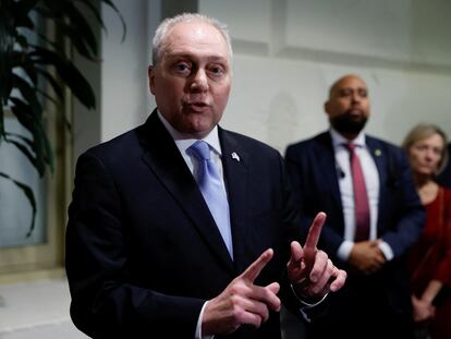 Steve Scalise announces to the press that he is giving up running for the position of speaker of the House of Representatives, this Wednesday in Washington.