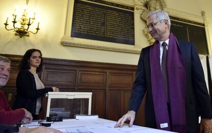 El candidato del Partido Socialista a la región de Ile-de-France, Claude Bartolone, conversa antes de votar.