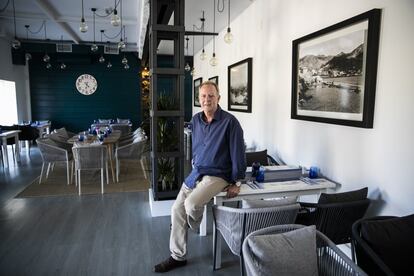 El holandés Cees Houweling apuesta por la bahía de Portmán. Ha reformado un antiguo bar de la ensenada y lo ha convertido en el moderno restaurante Azul y quiere construir un pequeño hotel.
