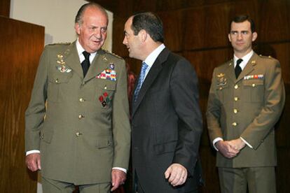 El Rey y el Príncipe, junto a Bono, durante su visita al Ministerio de Defensa el pasado lunes.