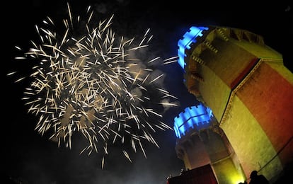 Espectacle de focs artificials al final de la 'Crida', que dona inici a les festes de les Falles de València.