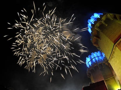 Espectacle de focs artificials al final de la 'Crida', que dona inici a les festes de les Falles de València.