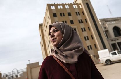 La periodista palestina Hajar Harb, posa frente al complejo de tribunales en la ciudad de Gaza. Hajar Harb ha sido condenada en primera instancia a seis meses de prisión y una multa de 1.000 shekels (243 euors) por un informe denunciando la corrupción del sistema de salud en Gaza.