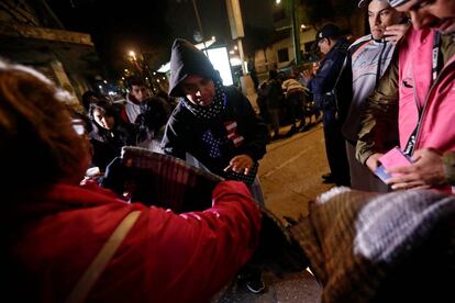 Voluntários distribuem cobertores para pessoas que permanecem na rua após o terremoto, na Cidade do México.