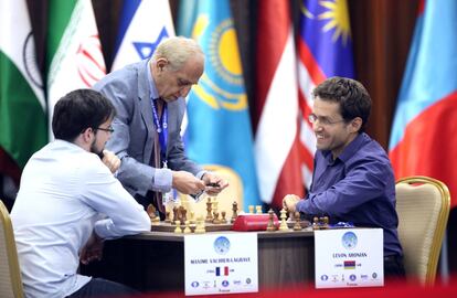 Maxime Vachier-Lagrave (izquierda) y Levón Aronián comentan una de sus partidas de desempate, recién terminada, ante el árbitro, Faik Gasánov