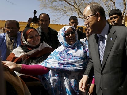 Ban Ki-moon escucha a una refugiada saharaui en el campo de refugiados de Sahrawi, en el sur de Argelia.