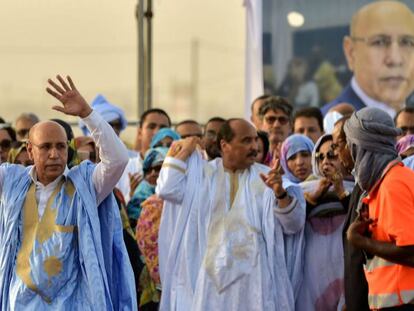 El presidente mauritano Abdelaziz (centroderecha de la imagen) en un acto de campaña del candidato a sucederle Mohamed Ould Ghazouani (izquierda), este jueves en Nuakchot.