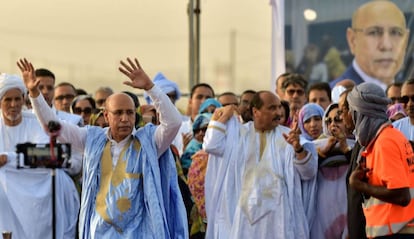 El presidente mauritano Abdelaziz (centroderecha de la imagen) en un acto de campaña del candidato a sucederle Mohamed Ould Ghazouani (izquierda), este jueves en Nuakchot.