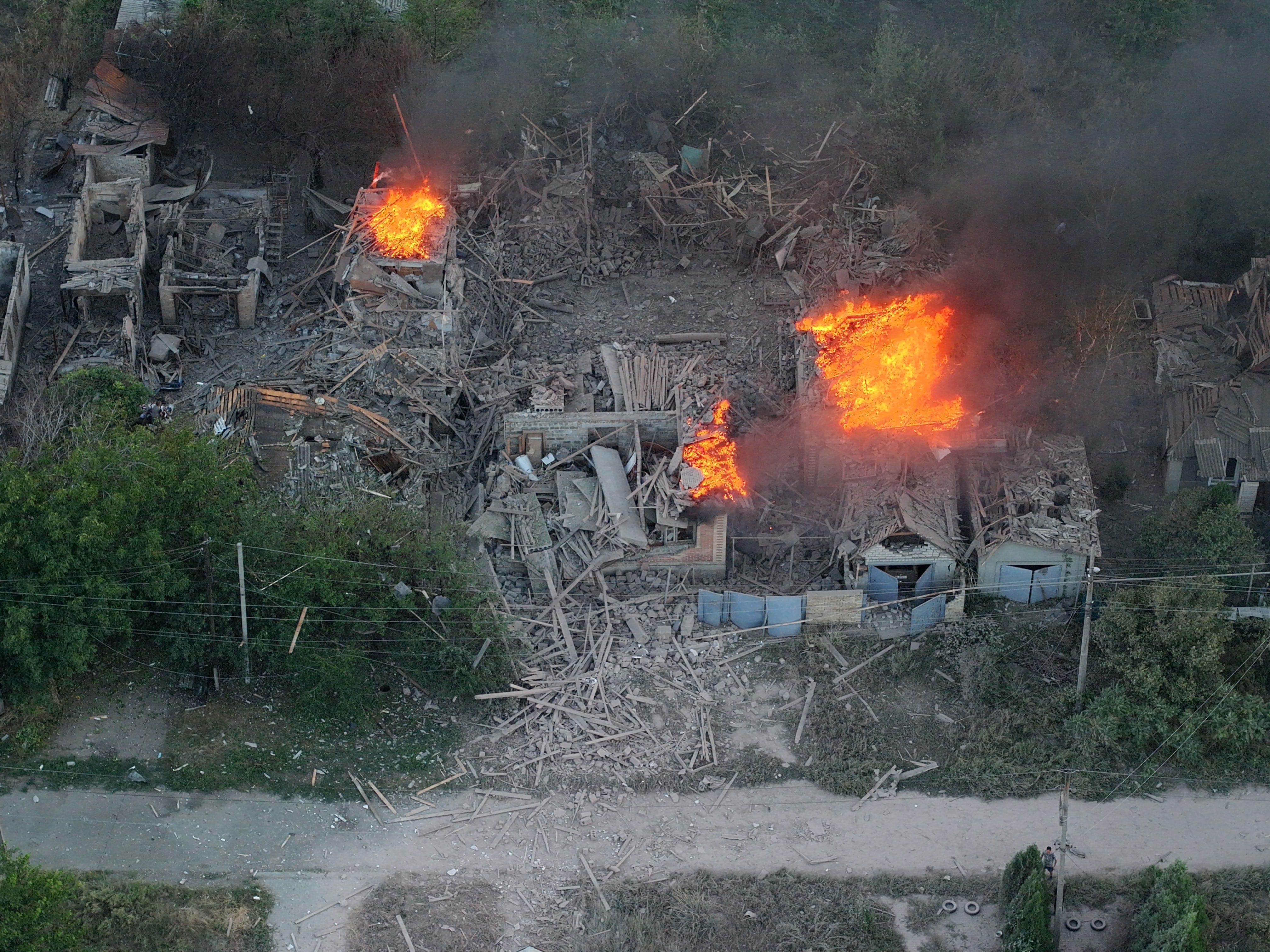 Casas destruidas e incendiadas por un ataque ruso, el 30 de agosto en Pokrovsk.