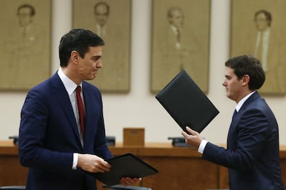 Pedro Sánchez y Albert Rivera se entregan los documentos del compromiso firmado por ambos el 24 de febrero.