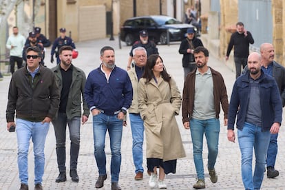 El presidente de Vox, Santiago Abascal (tercero por la izquierda), en un acto de campaña electoral de Vox en Oion (Álava)