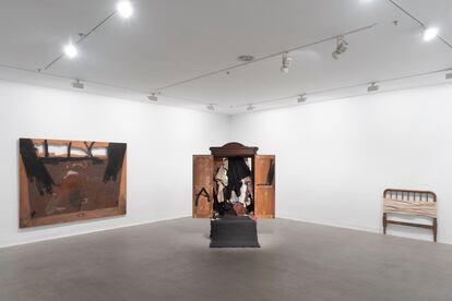 'Gran marrón sobre madera agujereada', 'Armario' y, a la derecha, 'Cabecera de cama con ropa', tres obras de Tàpies de 1973 que se pueden ver en la exposición de su fundación en Barcelona.