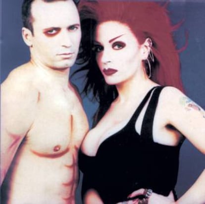 Nacho Canut y Alaska en una foto promocional de Fangoria, el dúo que formaron en 1989 y sigue cosechando éxitos 30 años después.