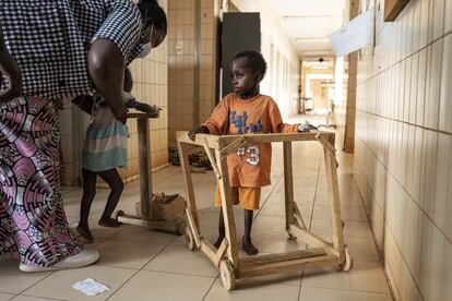 Más de medio millón (535.500) niños menores de cinco años sufren desnutrición aguda en Burkina Faso, de los que 156.500 son casos graves con peligro inminente de morir, según datos de Unicef de octubre de 2020. <p>Estos menores de edad gravemente desnutridos tienen un riesgo de mortalidad nueve veces mayor que los bien alimentados. Además, las tasas de mortalidad infantil superan diariamente una muerte por cada 10.000 nacidos en lugares que acogen a poblaciones desplazadas.</p>