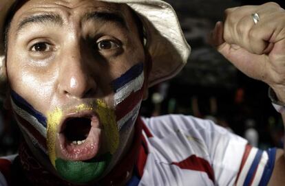 Un aficionado celebra en San Jos&eacute; la primera victoria de Costa Rica.