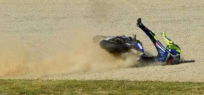 El piloto italiano de Yamaha, Valentino Rossi, tras caer en el Gran Premio de Japón.