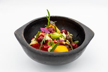 Ensalada de tomates de su propio huerto, con cerezas y bonito de Burela. Imagen proporcionada por el restaurante.