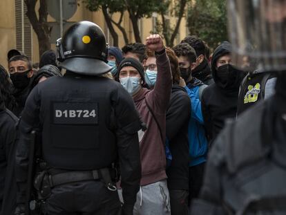 "Pablo Hasél, libertad", han coreado los jóvenes mientras el coche patrulla con Hasél abandonaba la universidad.