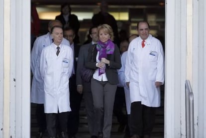 La presidenta de Madrid, Esperanza Aguirre, comparece a las puertas del hospital tras recibir el alta.