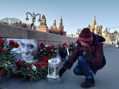 Una voluntaria cuida el memorial oficioso de Borís Nemtsov, en el puente de Moscú donde el líder opositor fue asesinado hace cinco años, en una imagen de 2019.