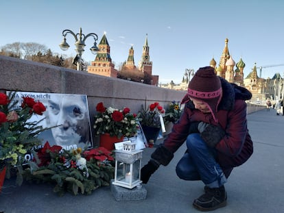 Una voluntaria cuida el memorial oficioso de Borís Nemtsov, en el puente de Moscú donde el líder opositor fue asesinado hace cinco años, en una imagen de 2019.