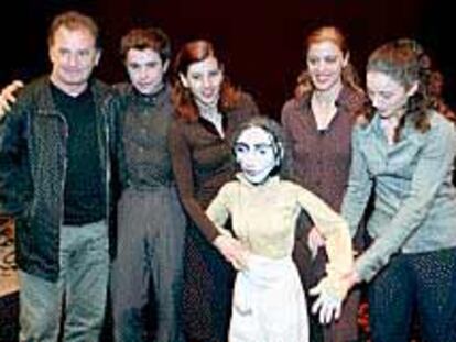 Víctor Manuel y los actores David Durán, Gemma Miralles, Cristina Andreu y Esperanza Giménez, ayer, junto a la marioneta de Pasionaria.