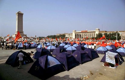 Vários manifestantes pró-democracia instalados em tendas na Praça Tiananmen, em 31 de maio de 1989.