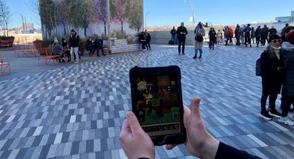 Jesse Merriam, productor ejecutivo de 'Minecraft Earth', muestra el funcionamiento del videojuego durante su presentación en Nueva York.