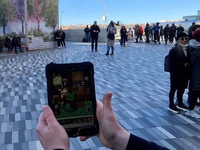 Jesse Merriam, productor ejecutivo de 'Minecraft Earth', muestra el funcionamiento del videojuego durante su presentación en Nueva York.
