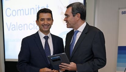 Doménech, jefe de economías desarrolladas del servicio de estudios del BBVA, junto al director territorial, Charro.