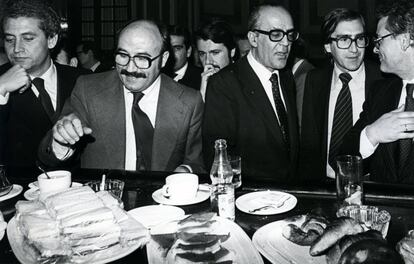 Varios diputados, entre ellos el candidato Lepoldo Calvo Sotelo (2d) en la barra del bar de las Cortes en un descanso del debate de investidura de Calvo Sotelo como presidente del Gobierno, el 19 de febrero de 1981.
