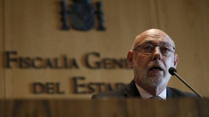 El fiscal general del Estado, José Manuel Maza, anunciando la dimisión de Moix.
