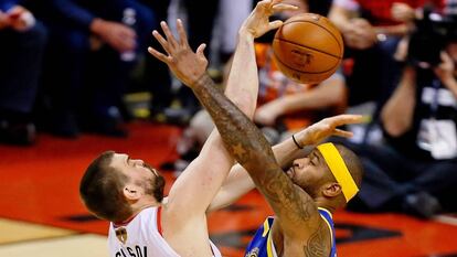 Gasol y Cousins, en una acción del quinto partido de la final.