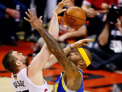 Gasol y Cousins, en una acción del quinto partido de la final.