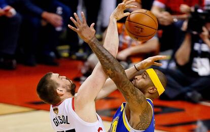 Gasol y Cousins, en una acción del quinto partido de la final.