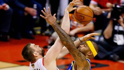 Gasol y Cousins, en una acción del quinto partido de la final.