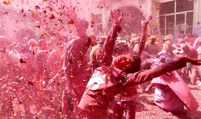Sin datos concretos que lo puedan acreditar, los estudiosos coinciden en que esta fiesta religiosa hindú que celebra el comienzo de la primavera podría remontarse muchos siglos atrás. En la imagen, participantes en la celebración del Holi en Uttar Pradesh (India), el 27 de febrero de 2018.