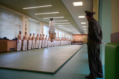 Las tardes están reservadas para actividades físicas, con los niños ejercitándose en la sala de pesas del gimnasio o realizando taekwondo.
