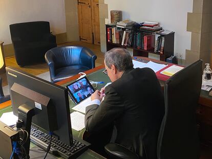 El presidente de la Generalitat, Quim Torra, se reúne por videoconferencia con representantes del mundo local.