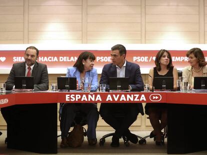 Reunión de la Ejecutiva del PSOE encabezada por Pedro Sánchez en compañía de José Luis Ábalos, Cristina Narbona, Adriana Lastra y Carmen Calvo.