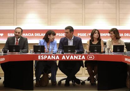 Reunión de la Ejecutiva del PSOE encabezada por Pedro Sánchez en compañía de José Luis Ábalos, Cristina Narbona, Adriana Lastra y Carmen Calvo.