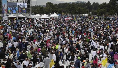 Feligreses asisten a una misa ofrecida por el papa Francisco en el parque Sim&oacute;n Bol&iacute;var de Bogot&aacute;.