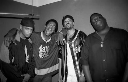 Los Raperos Saafir, Craig Mack, The D.O.C. y Notorious B.I.G. detrás del escenario después de su actuación en el Riviera Theatre de Chicago, Illinois en septiembre de 1994. 