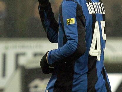 Balotelli acalla a la hinchada del Roma tras marcar un gol.