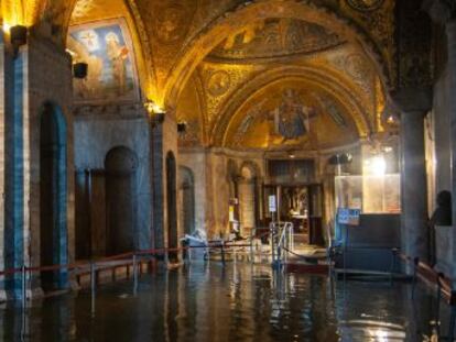 La basílica de San Marcos esquiva  el apocalipsis , según su responsable, mientras el museo de arte moderno sufre un incendio y la Bienal cierra al público